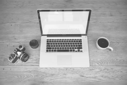 macbook laptop black screen troubleshoot desk