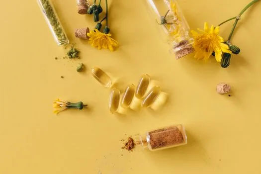 marigold flower lutein supplement yellow capsule