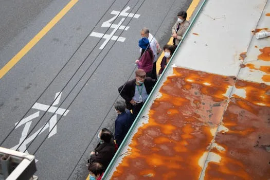 people waiting line queue popular restaurant street