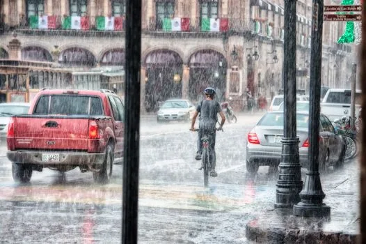 heavy rain in Seoul street under traffic warning