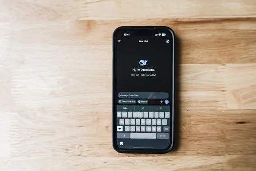 Korean person moving KakaoTalk chats from old smartphone to new smartphone