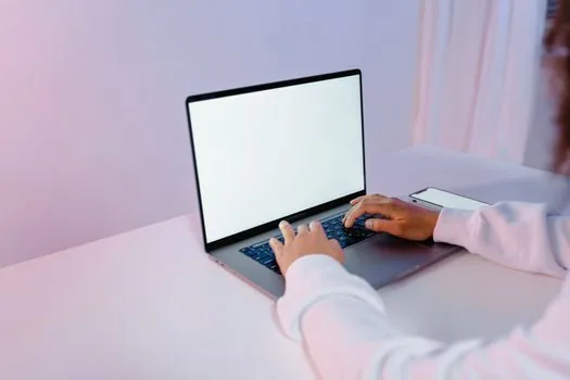 Korean user checking official Hancom office viewer download page on laptop, clean browser screen