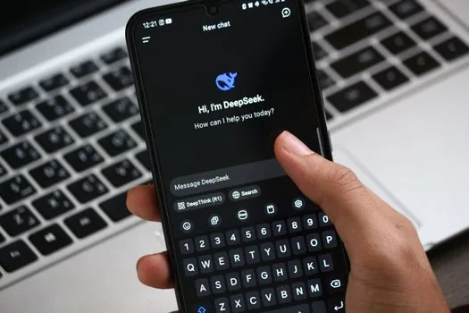 Korean user checking Windows 11 sign-in screen and smartphone verification code, realistic editorial photo, no readable text