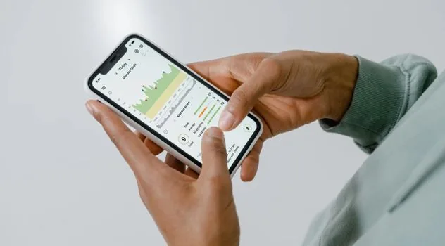 Korean user writing backup password hint and 14 day deadline beside two smartphones, no readable private data