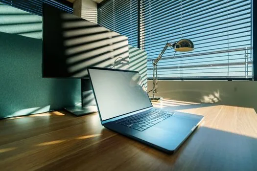 Korean Windows laptop showing document viewer troubleshooting checklist, realistic support desk