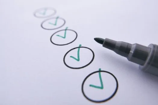 software license checklist with personal and business use icons on Korean desk