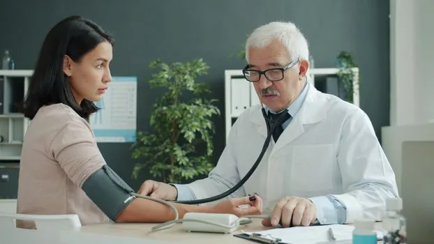 gastroenterologist explaining stomach endoscopy images on monitor to Korean patient in consultation room, realistic bright clinic photo | 위내시경 사진을 보며 치료 여부를 상담하는 장면 | 제균치료 상담 설명용 이미지