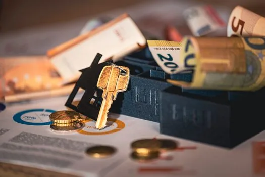 close up of Korean jeonse contract, calendar marked 2027, apartment price chart on desk, realistic news explanatory photo | 전세계약서와 2027년 만기 일정, 주변 시세표를 함께 보는 장면