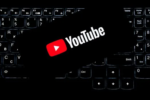 desktop browser showing blurred YouTube activity controls and search history cleanup checklist, Korean workspace, privacy screen angle, no readable personal data | PC 브라우저에서 YouTube 활동 기록을 정리하는 장면