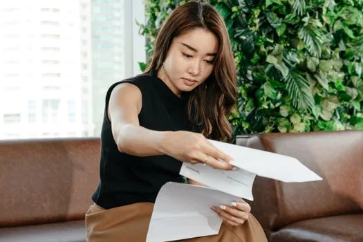 Korean adult learner checking eligibility documents before National Tomorrow Learning Card application | 신청 전 자격과 구직신청 필요 여부를 확인하는 장면