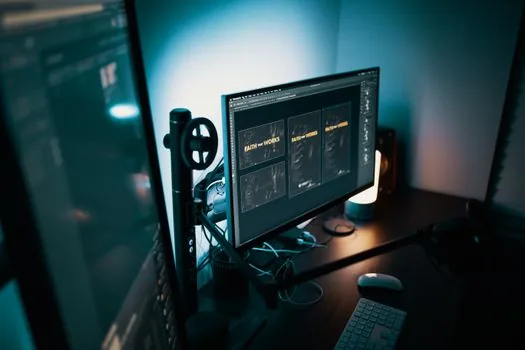 Korean desktop monitor showing official Adobe Reader download page with PDF file beside keyboard