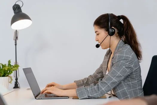Korean driver preparing ID card and online driver's license reissue application on laptop at public service desk | 운전면허증 재발급 온라인 신청 전 신분증과 수령 장소를 확인하는 장면
