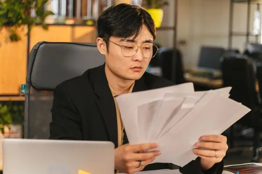 Korean office worker opening email read receipt menu on laptop after sending wrong message, bright desk, no readable brand logos | 메일 수신확인 메뉴를 여는 장면