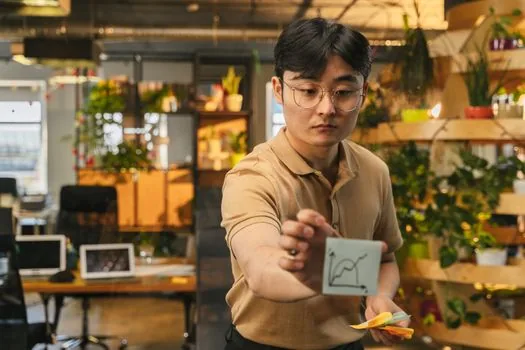 Korean office worker reviewing KakaoTalk scheduled message reminder with calendar and clock before sending | 카카오톡 예약 메시지 발송 전 미리 알림과 시간 설정을 확인하는 장면