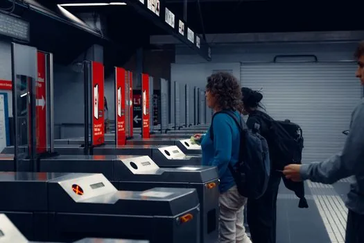 Korean passenger asking railway station ticket counter about refund after missed KTX train | 열차 출발 후 역 창구에서 승차권 환불 가능 여부를 문의하는 장면