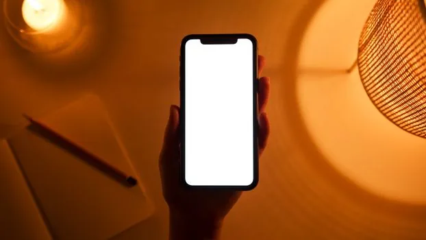 Korean person checking membership cancellation menu on smartphone beside simple monthly subscription checklist, bright home table, no readable brand logo | 와우 멤버십 해지 메뉴를 확인하는 장면