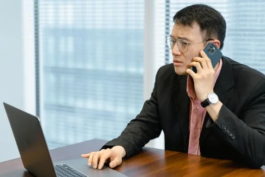 Korean person reviewing video watch history settings on smartphone and laptop, privacy-safe realistic digital life photo | 유튜브 시청 기록 관리 화면을 확인하는 장면