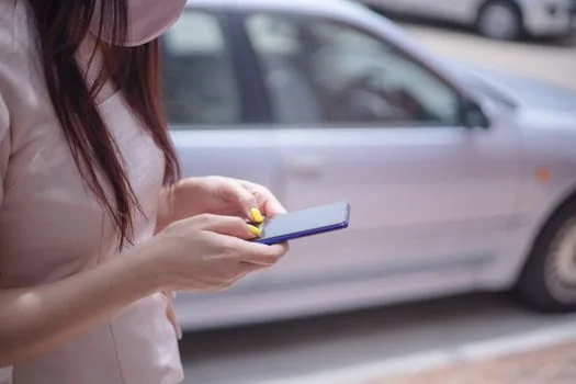 Korean person selecting online electronic wallet receipt option on smartphone beside checklist, clean close-up no readable brand text