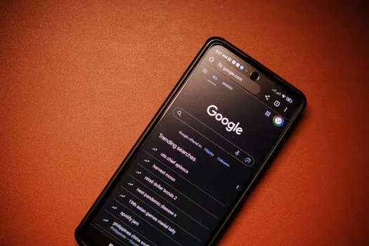 Korean user checking Google account storage breakdown on smartphone with Gmail Drive Photos icons represented as app screens, realistic bright desk scene | Google 계정 저장용량에서 Photos·Gmail·Drive 사용량을 나눠 확인하는 장면