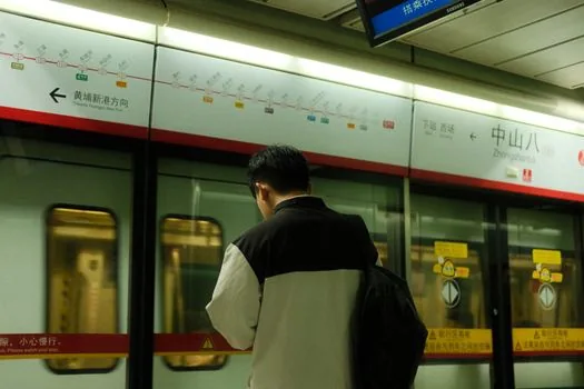 Korean user checking map saved places visibility toggle on smartphone during commute, clean bright transit background