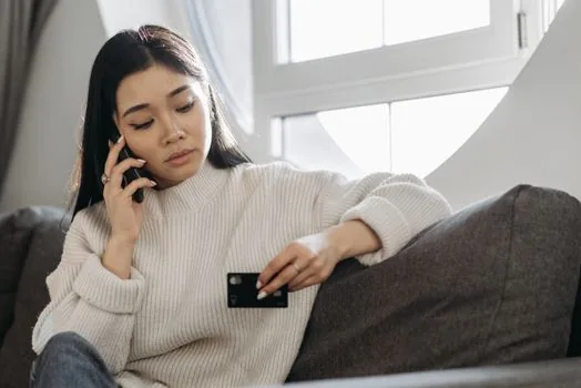 Korean user checking subscription cancellation options on smartphone with payment card on table