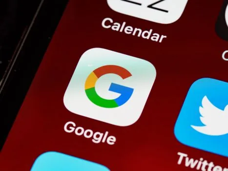 Korean user choosing auto delete period on privacy settings with calendar notes, smartphone closeup, bright clean desk | 위치 기록 자동삭제 기간을 비교하는 장면