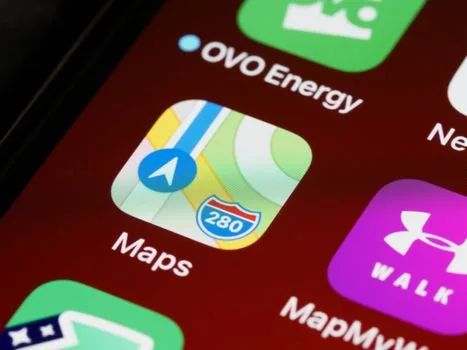 Korean user comparing Google account privacy toggles and map route history on smartphone, calm bright desk, no brand logos visible | 타임라인 켜짐 상태와 과거 위치 기록을 나눠 확인하는 장면