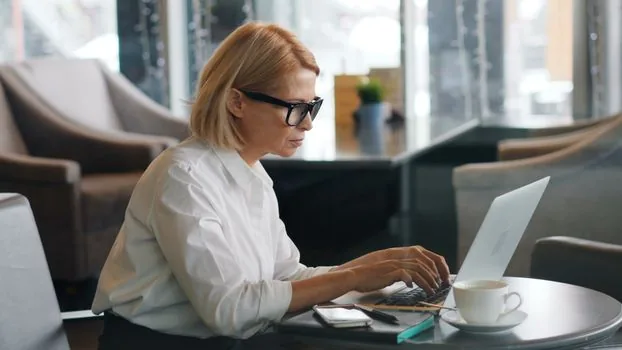 Korean user setting delayed email send timer before sending important attachment, laptop mail compose screen, bright practical desk | 대기 발송 시간을 설정하는 장면