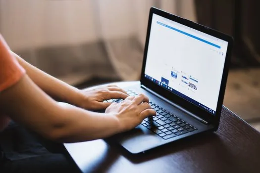 Korean user typing homepage URL into Microsoft Edge start page settings on Windows laptop, clean desk, browser settings visible without readable private data | Edge 시작페이지 URL을 추가하는 장면