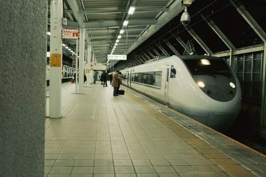 KTX departure board showing weekend train time beside smartphone refund timer and ticket | 주말 KTX 출발 3시간 전후 위약금 구간을 확인하는 장면