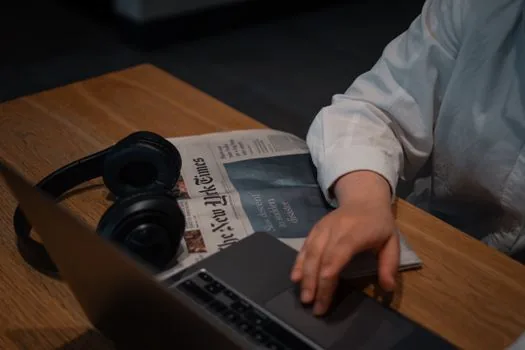 laptop email read receipt status showing unread, read time and failed categories as abstract interface, clean Korean office desk | 읽지않음과 읽은 시간 상태를 구분하는 장면