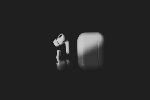 laptop manufacturer support page concept with Bluetooth driver checklist and wireless earbuds case, no real brand logos, clean desk | 제조사 공식 지원 페이지에서 Bluetooth 드라이버를 확인하는 장면