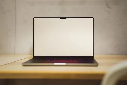 laptop screen with email labels and filter checklist beside notebook, clean realistic productivity desk, no readable real addresses | Gmail 필터와 예약 발송 기능을 구분해 확인하는 장면