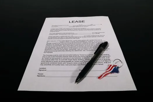 lease contract papers beside laptop browser for online confirmation date application | 임대차계약서와 온라인 확정일자 신청을 보여주는 생활정보 이미지