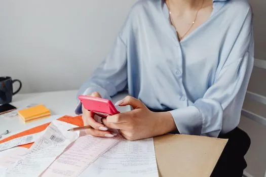 Office desk with smartphone taxi receipt, corporate expense form, credit card statement, calculator, realistic Korean business paperwork | 택시 영수증과 카드 승인내역을 회사 비용청구서와 대조하는 장면