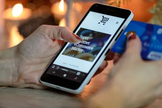 payment refund status on phone with bank card statement and calendar dates