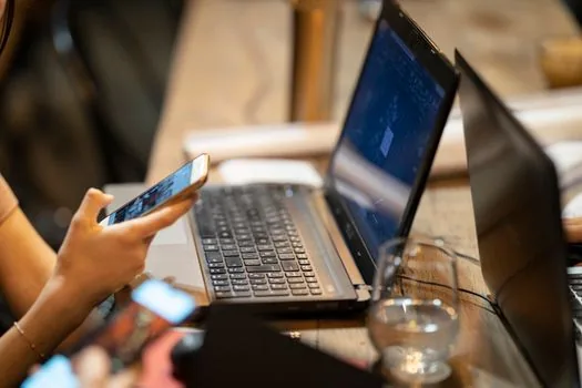person checking authentication options for government certificate on smartphone and laptop, simple Korean public service document scene | 간편인증과 인증서 선택을 확인하는 장면