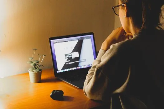 Person checking browser installer error message and download folder on laptop, realistic Korean home desk, no private data visible | 설치 파일과 오류 문구를 함께 확인하는 장면