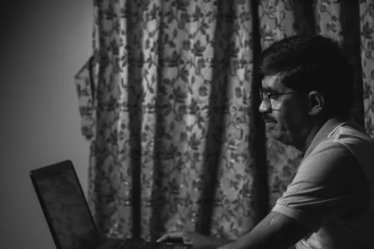 person checking Chrome downloads list and Windows Downloads folder side by side, realistic Korean home computer troubleshooting photo | Chrome 다운로드 목록과 다운로드 폴더를 함께 확인하는 장면