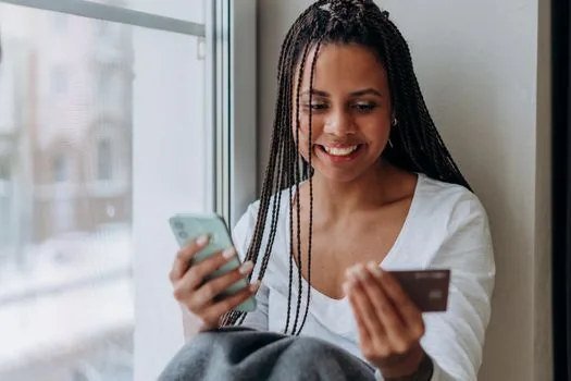 person comparing bank account name with telecom refund result on smartphone