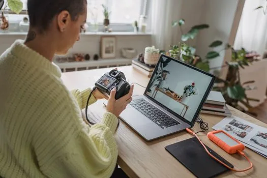 person reviewing photo trash and backup checklist before deleting cloud photos, phone and laptop side by side, realistic Korean household scene | 사진 삭제 전 백업 여부와 휴지통을 확인하는 장면