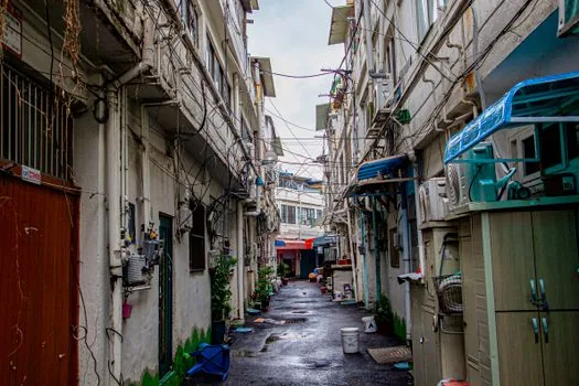 Seoul public apartment entrance with residents reading long term rental expiry notice board, realistic Korean housing policy news photo | 장기전세주택 만기 안내를 확인하는 아파트 입주민 장면