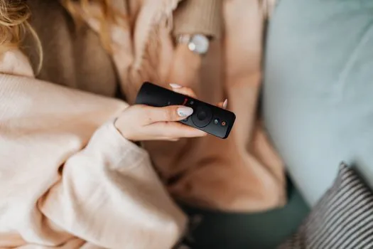 smart TV YouTube home recommendations with remote control and family profiles blurred, Korean living room, evening light, privacy-focused editorial photo | 거실 TV에서 YouTube 추천 피드를 계정별로 확인하는 장면