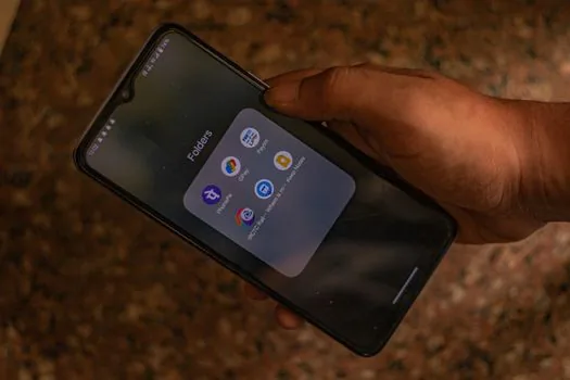 smartphone Google Photos manage storage screen with large videos review concept, external backup drive nearby, realistic digital cleanup photo | Google 포토 저장용량 관리에서 큰 동영상을 먼저 검토하는 장면