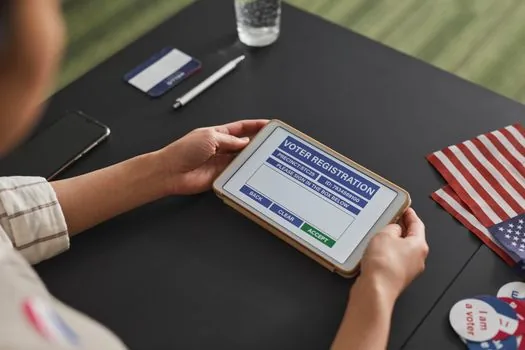 smartphone identity verification next to government form and resident registration address note | 정부24 세대주 확인과 본인인증을 설명하는 생활정보 이미지