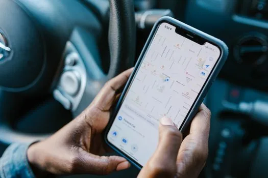 smartphone map route history beside travel receipts and privacy checklist, Korean home table, realistic editorial photo | 여행·출장 위치 기록을 삭제 전 백업 여부와 함께 확인하는 장면