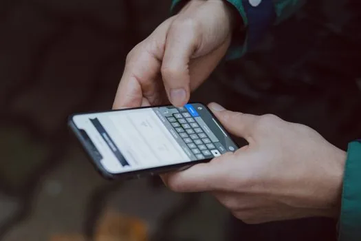 smartphone opening HWP attachment from email with official document viewer option, Korean mobile troubleshooting scene, no personal information visible