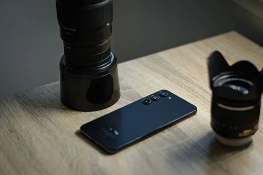 smartphone photo gallery backup storage desk | 구글 포토 백업 완료 여부를 확인하는 장면