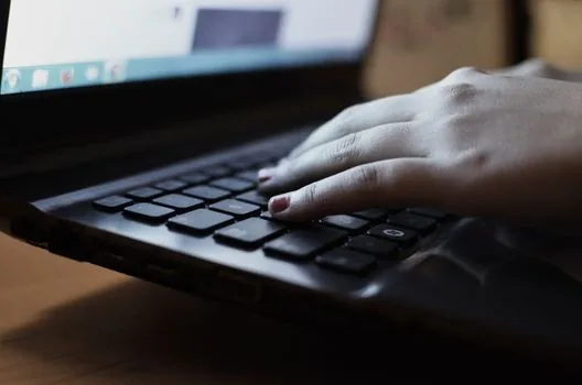 smartphone showing access request approval notification beside laptop cloud document list, Korean digital work scene, no real logo text | 휴대폰과 노트북에서 파일 액세스 요청 계정을 확인하는 장면