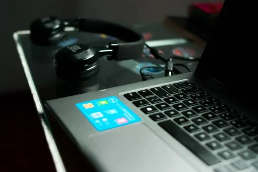 Windows 11 laptop sound output selector with wireless earbuds nearby, user's hand checking audio device list, realistic Korean home desk, no readable brand logos | 윈도우 11에서 블루투스 이어폰 출력 장치를 확인하는 장면